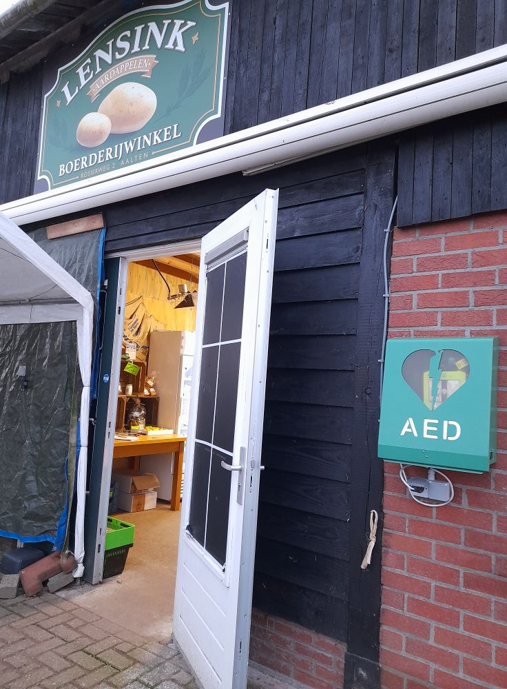 Een AED bij Boerderijwinkel Lensink.